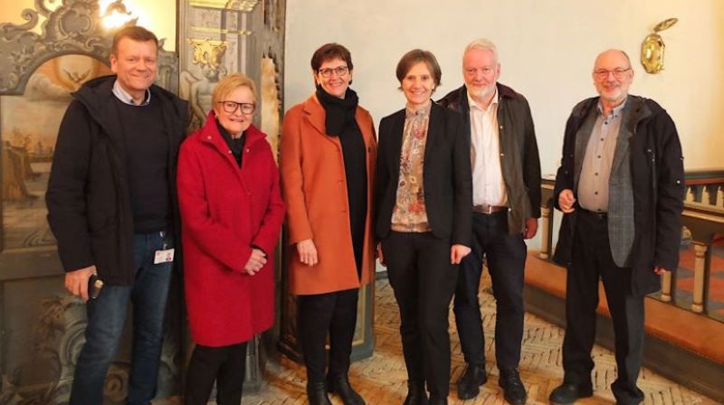 Fra venstre: Kirkebyggforvalter Stig Aarøe Arnesen, lokalpolitiker Turid Løsnes, kirkeverge Sigrid Kobro Stensrød, statsråd Kjersti Toppe, leder i Larvik kirkelige fellesråd Jørn Holme, nestleder i Larvik kirkelige fellesråd Andreas Berg. Foto: Privat