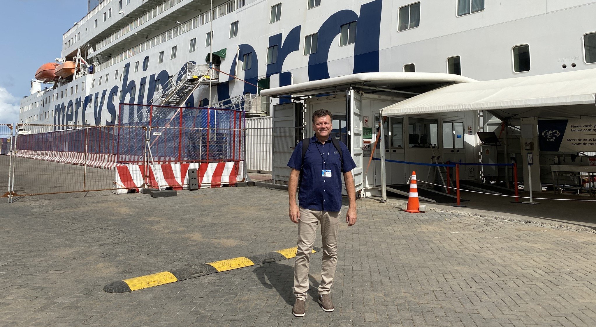 Stig Aarøe Arnesen foran sykehusskipet. Foto: Privat