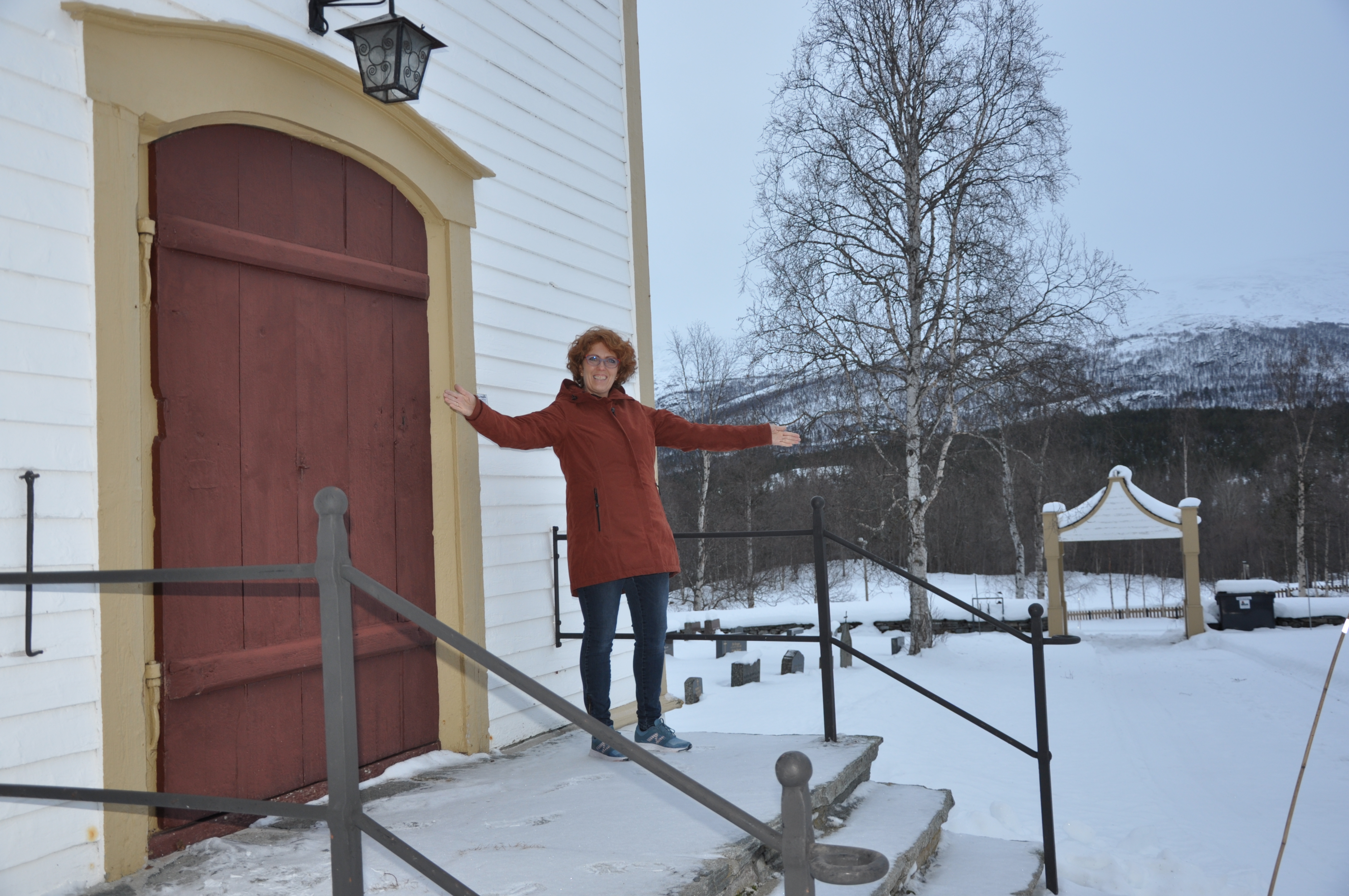 Jorunn Einbu Teigen, leiar i Lesja kyrkjelege råd, ynskjer velkomen til utegudstenester på juleftan