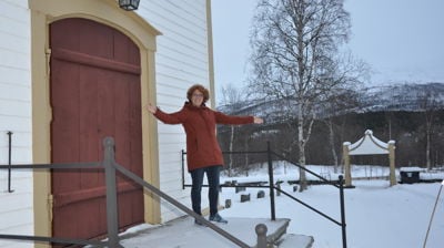 Jorunn Einbu Teigen, leiar i Lesja kyrkjelege råd, ynskjer velkomen til utegudstenester på juleftan