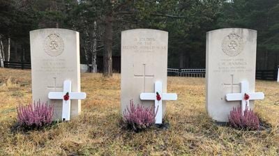 Kors med valmue på krigsgravene på Lesjaverk kyrkjegard, 11. november 2020
