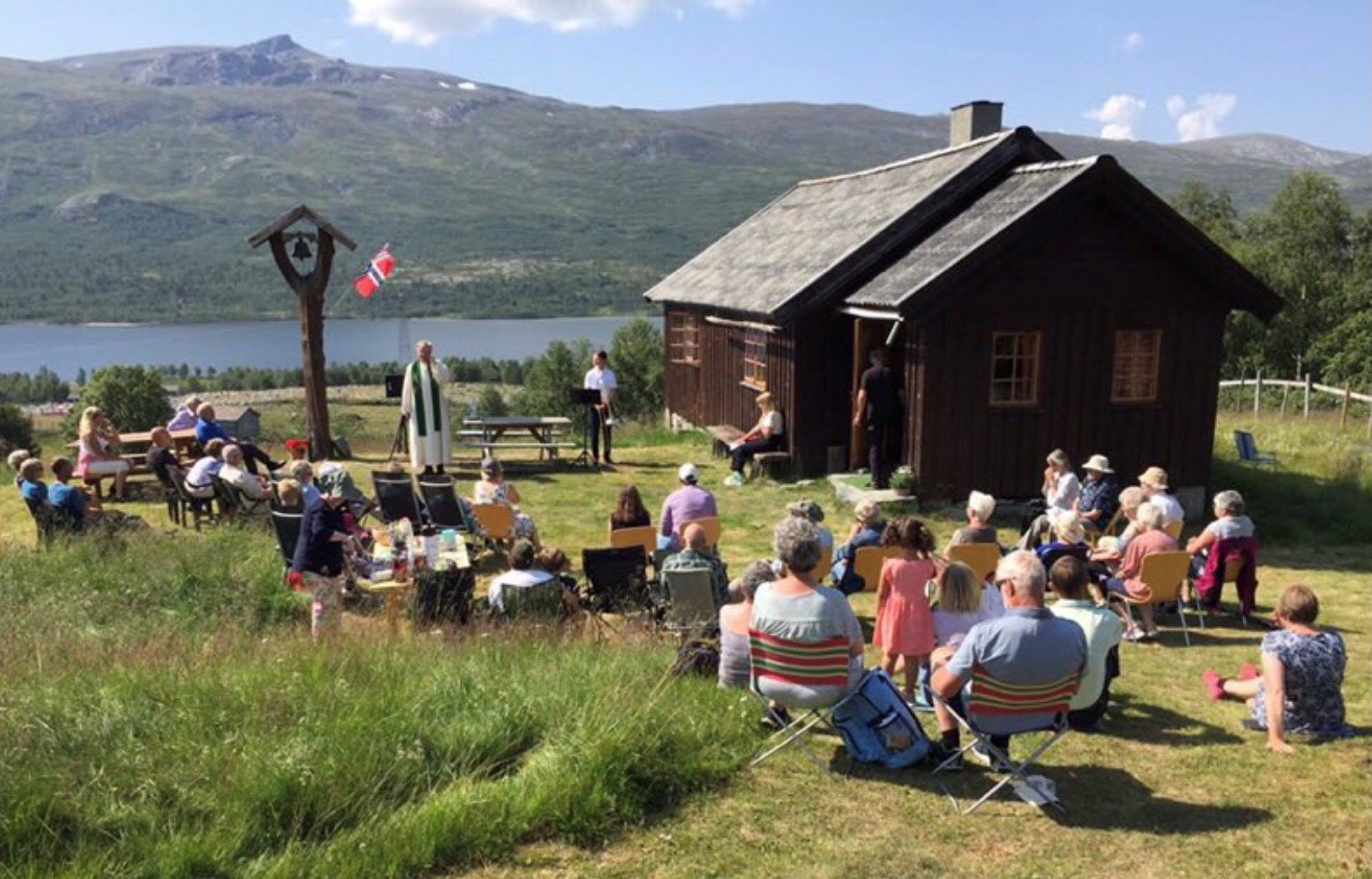 Sommaren 2021 vart det halde utandørsgudsteneste ved kapellet på Sjong. Avstandskrav og andre koronareglar gjorde det vanskeleg å halde gudstenesta innandørs. Men kva gjorde det, når været var så strålande?