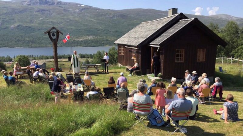 Sommaren 2021 vart det halde utandørsgudsteneste ved kapellet på Sjong. Avstandskrav og andre koronareglar gjorde det vanskeleg å halde gudstenesta innandørs. Men kva gjorde det, når været var så strålande?