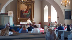 Prost Øystein Magelssen innleder i avskjedsgudstjenesten til sokneprest Ragnar Petersson