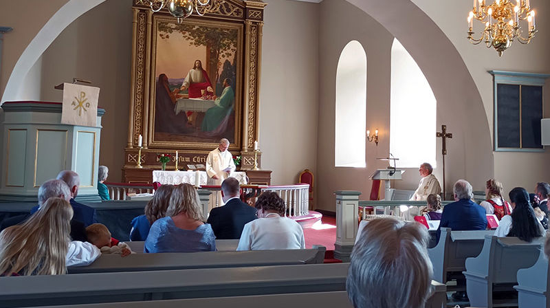 Prost Øystein Magelssen innleder i avskjedsgudstjenesten til sokneprest Ragnar Petersson