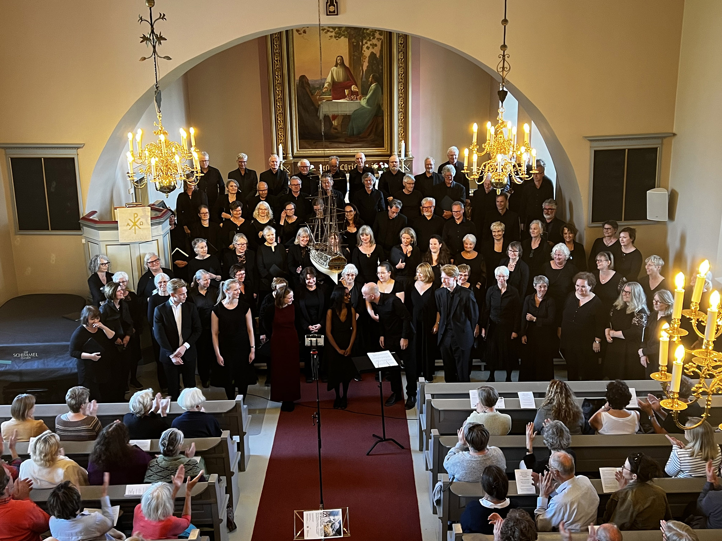 I bildet: Oslo oratoriekor, dirigent Fredrik Otterstad, solister Inga Lohne-Otterstad, Edvard Sandbakken, orgel Bina Karpisova, studenter fra UIA 