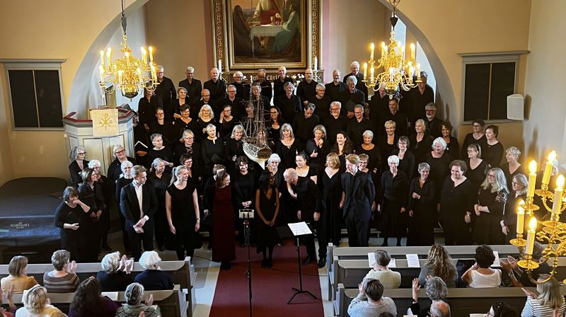 I bildet: Oslo oratoriekor, dirigent Fredrik Otterstad, solister Inga Lohne-Otterstad, Edvard Sandbakken, orgel Bina Karpisova, studenter fra UIA