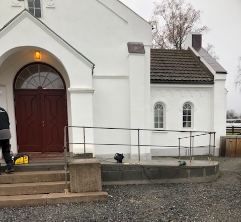 Nytt rekkverk på HC-rampen ved Sylling kirkestue
