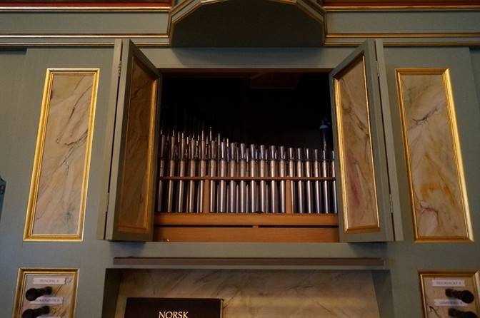 Levende musikk, levende blomster, levende lys og levende ord