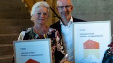 Fellesrådets leder Lise Wigernes og Avdelingsleder bygg og anlegg Harald Ringstad mottok prisen. Foto: Lillestrøm kommune.