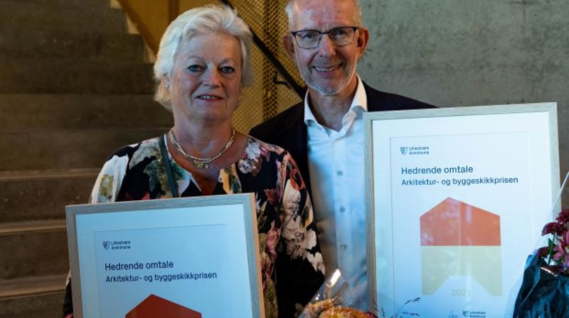 Fellesrådets leder Lise Wigernes og Avdelingsleder bygg og anlegg Harald Ringstad mottok prisen. Foto: Lillestrøm kommune.