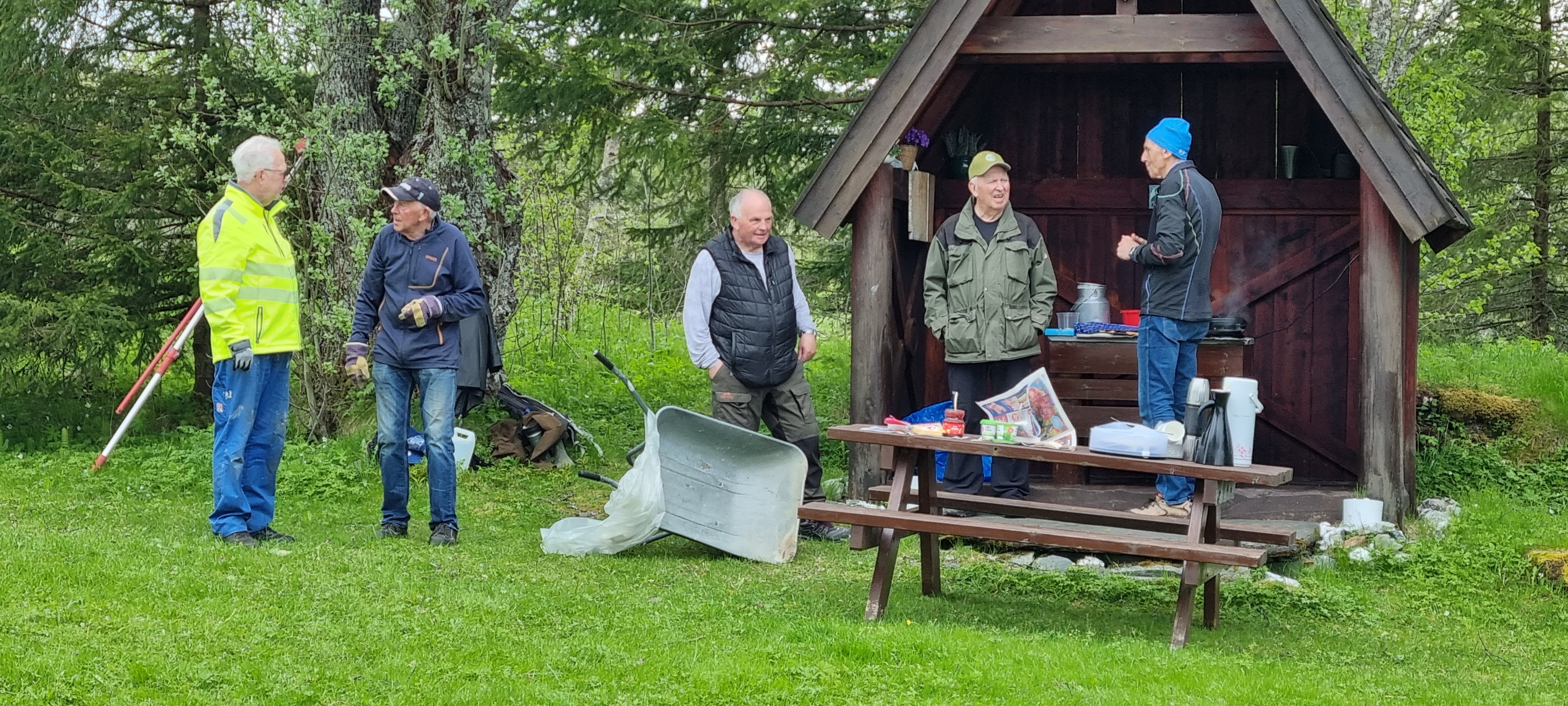 Malvik Rotary hadde dugnad ved Mariakirken 27. mai.