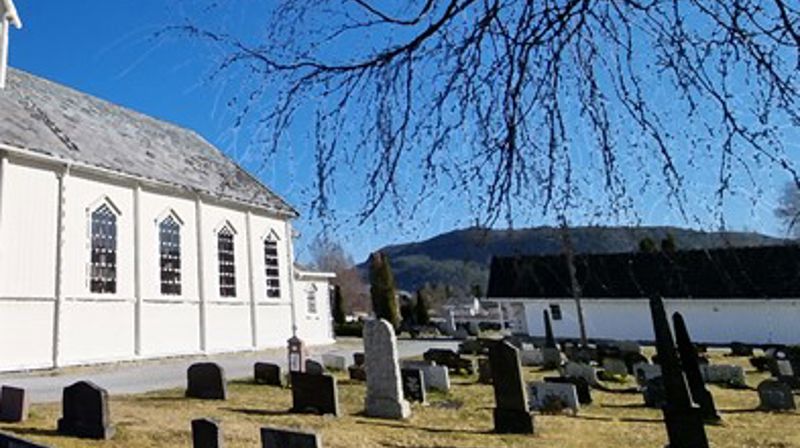 Vær forsiktig med levende lys på kirkegårdene!