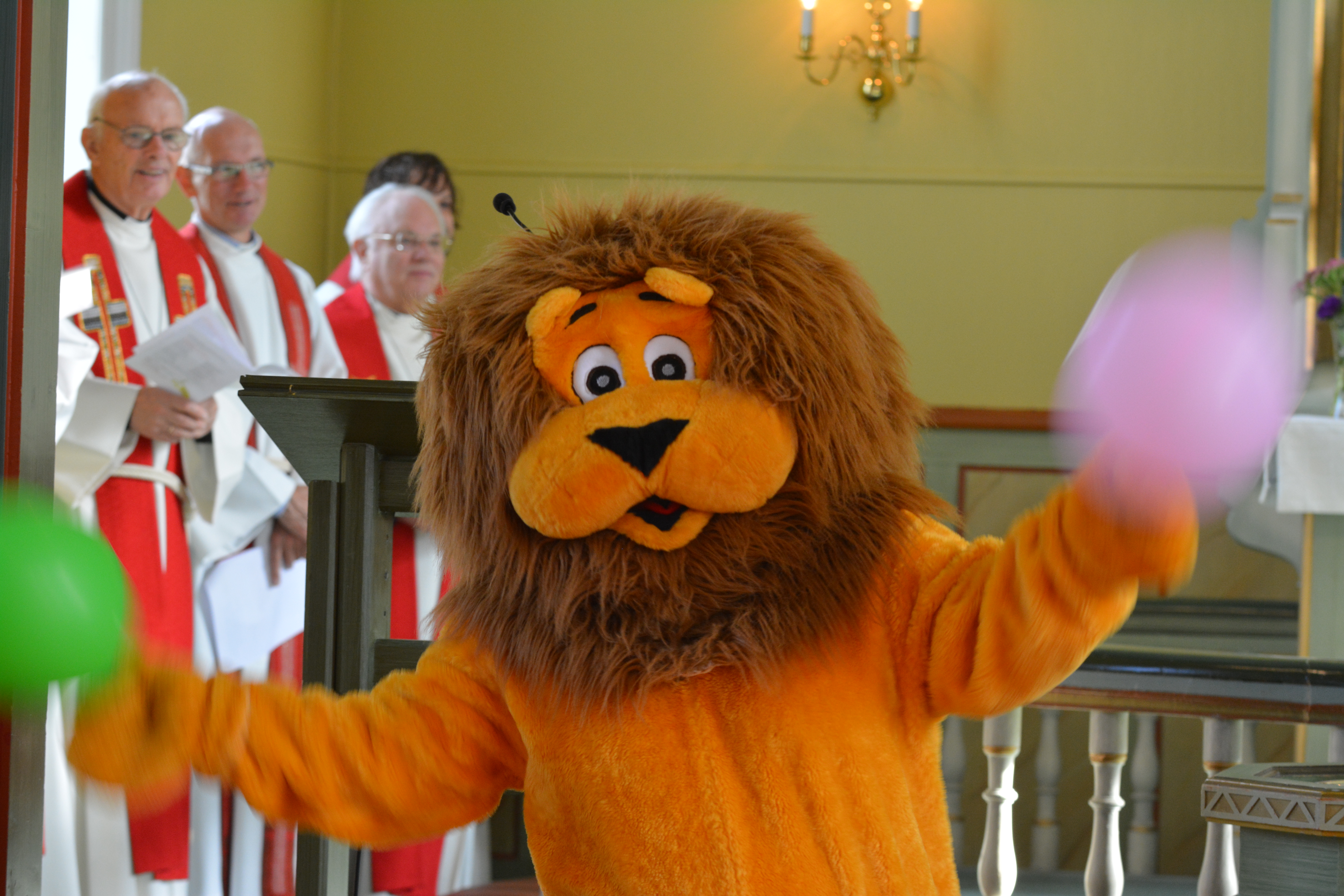 Løva og prestar i feststemning (Her frå jubileum 2016) foto: AK.Uthaug