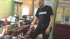 Johannes Buder under arbeid med ei av dei tørkeskada pipene.