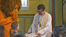 Torbjørn får diplom og velsigningsong frå Løvegjengen