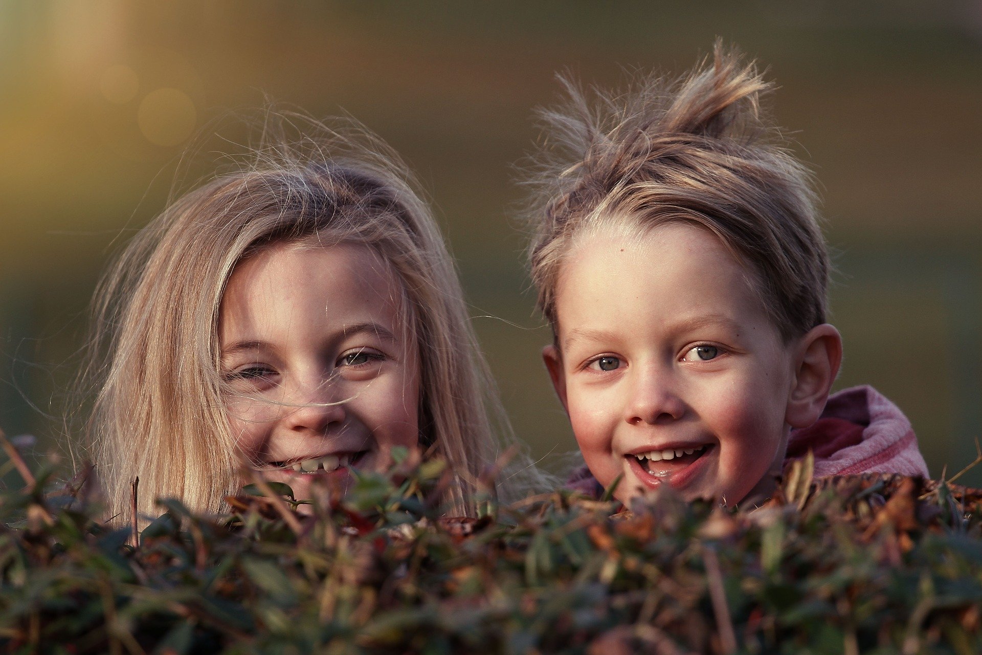 Bilde av ansiktene til to barn. Foto: Lenka Fortelna fra Pixabay