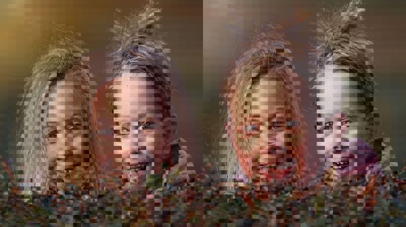 Bilde av to barnehoder som titter opp bak vegetasjon. Foto: Lenka Fortelna fra Pixabay