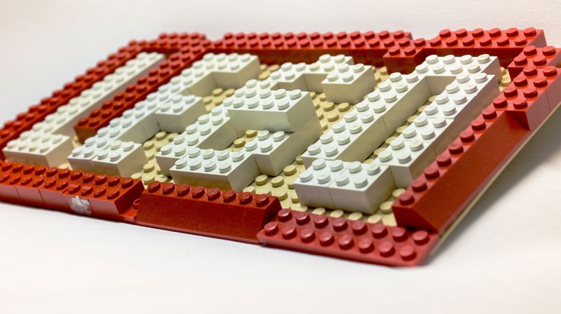 Lego er skrevet i Lego. Bildet er tatt av Simon Blüthenkranz fra Pixabay