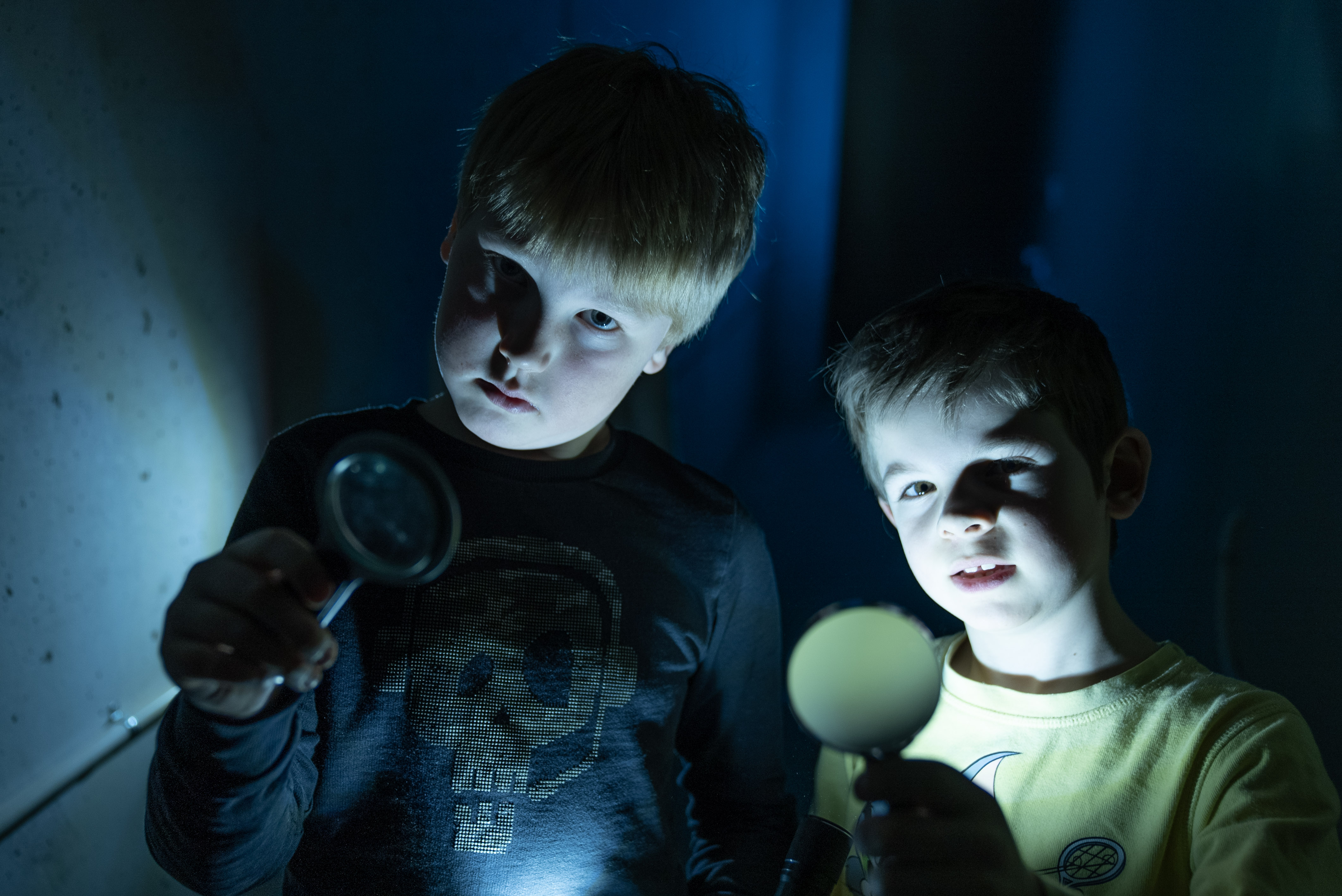 Bilde av to forskende barn med forstørrelsesglass. Foto: Sven-Erling Brusletto