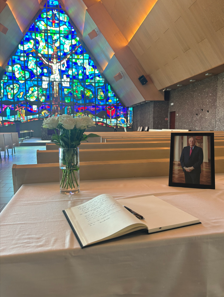 Åpen kirke med kondolanseprotokoll og visning av gravferdsermonien