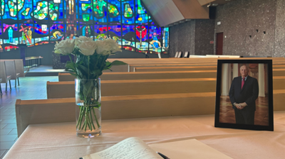 Åpen kirke med kondolanseprotokoll og visning av gravferdsermonien