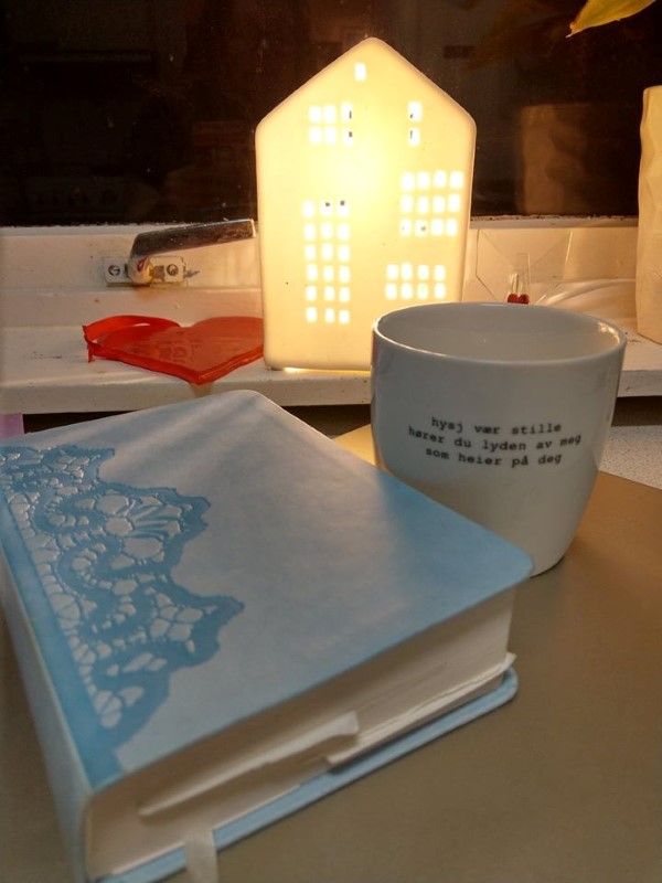 Bilde av en bok og en kaffekopp Foto: Ditte Fostervold