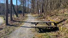 Klokketårnet ved Nesodden kirke med to benker. Bildet av Bjørn Egil Kihlstrøm.