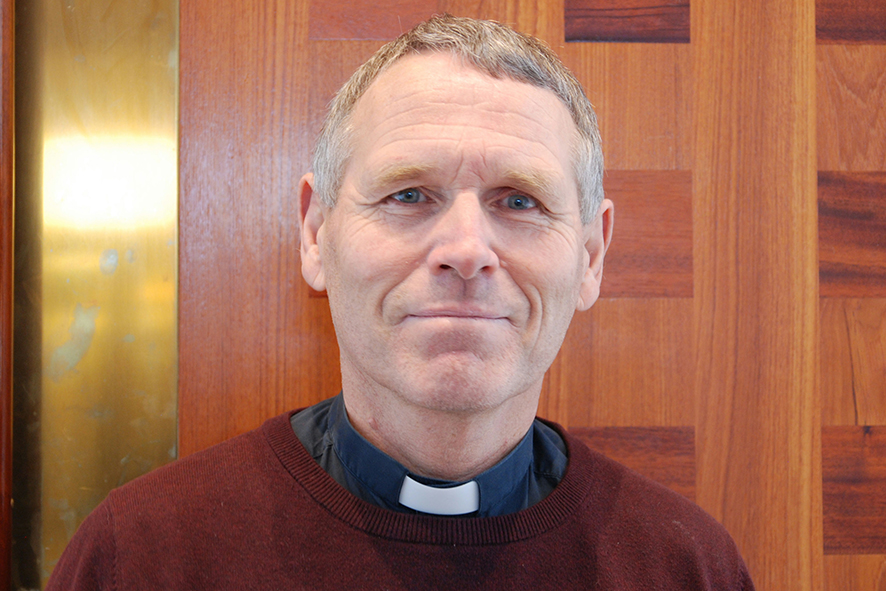 Sokneprestene Svein Hunnestad og Knut Grønvik snakker om spreke temaer onsdag 20. mars