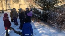 Skoleklubben i Vestringsbygda som pynter juletreet ved Aurdal kirke med sitt håpshjerte