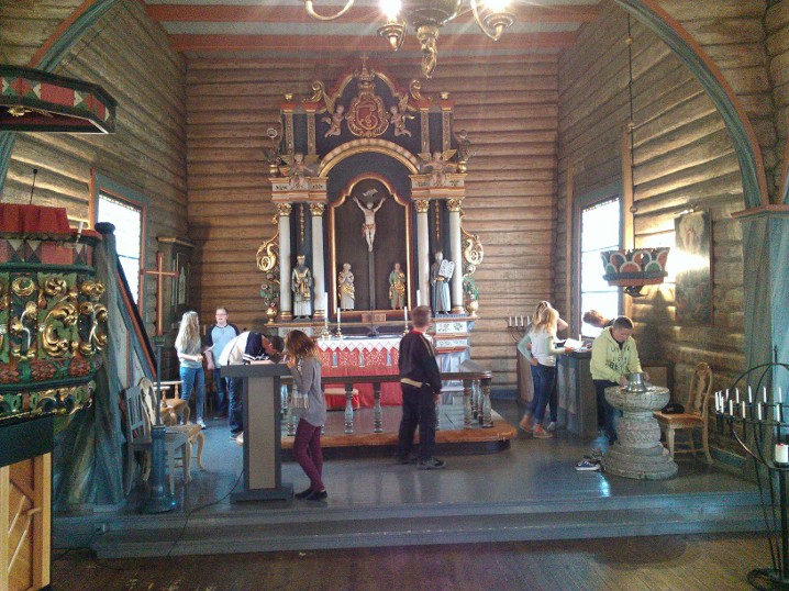 Konfirmanter i aksjon i Aurdal kirke
