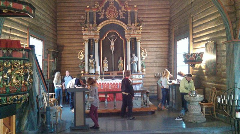 Konfirmanter i aksjon i Aurdal kirke