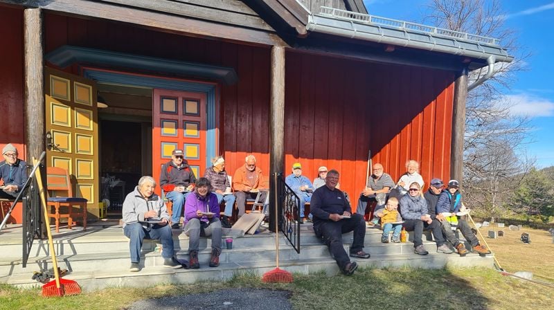 dugnad på kirkegården i Tisleidalen