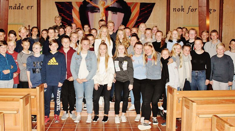 I Nord-Aurdal velger ca. 90% av 14-15 åringene kirkelig konfirmasjon. Her representert ved noen av konfirmantene i 2017/2018. Foto: Jostein Enger