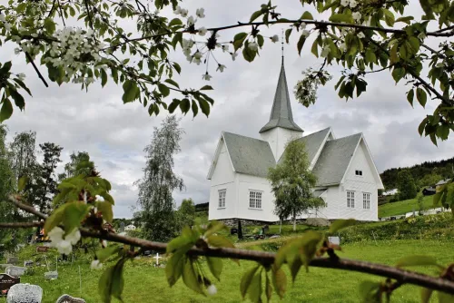 Dugnad på kyrkjegardane