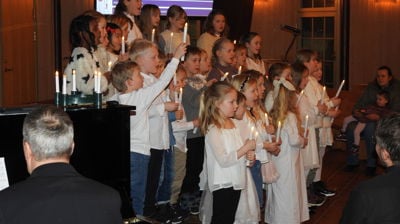 Tingnes barnekor med lys. Foto: Hans Enger