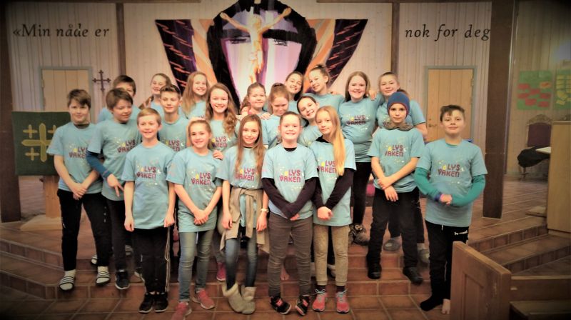 Her er alle deltakerne samlet før søndagens gudstjeneste