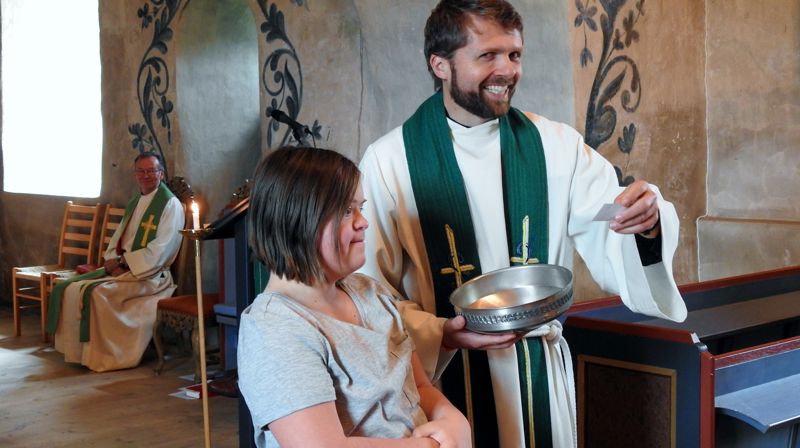 Mari har akkurat trukket vinnerloddet. I bakgrunnen: Søndagens predikant Norodd Stavenjord. Foto: Hans Enger