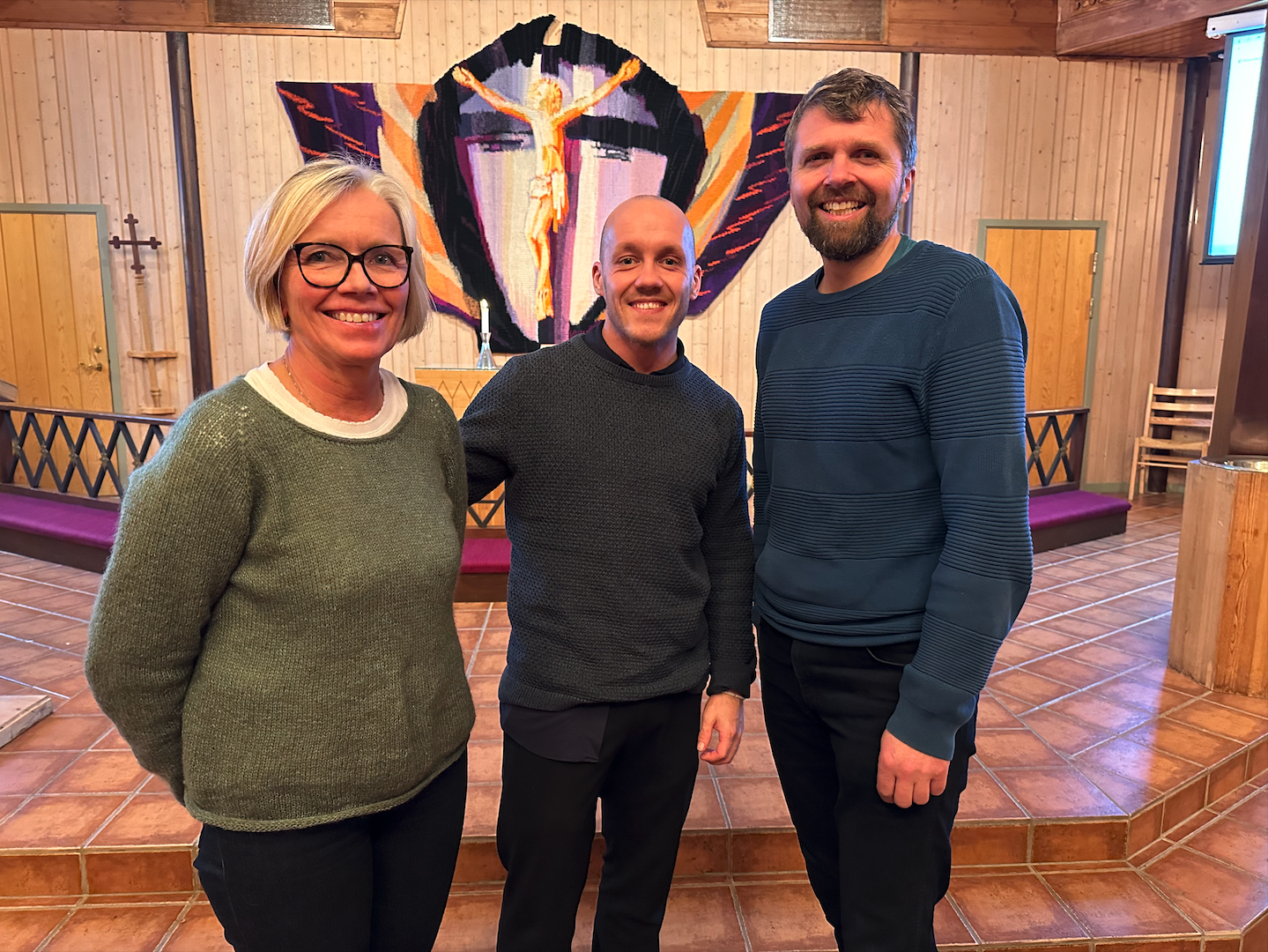 Toril Olvik (helsesykepleier), Simen Almås og prest Jostein Enger i prat etter foredraget