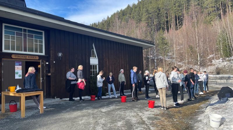 Konfirmantene samlet utenfor Tingnes kirke. Foto. Kristine Inderhaug