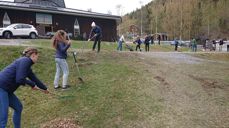 Fra dugnaden på Tingnes kirkegård 2019