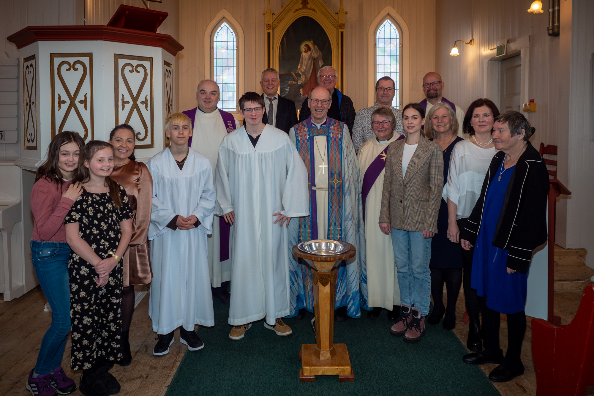Biskopen sammen med deltakere i gudstjeneste i Honningsvåg kirke