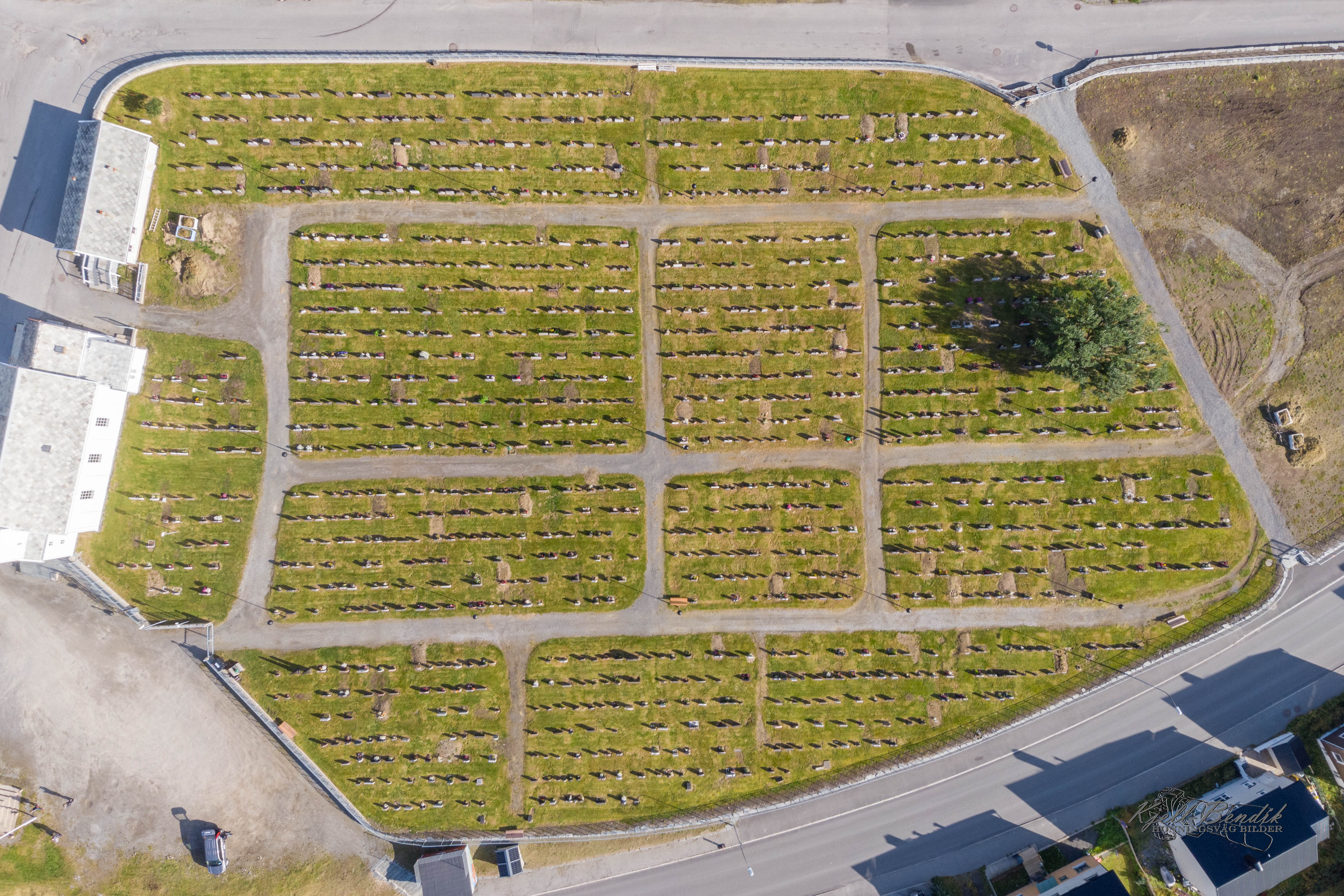 Honningsvåg kirkegård sett fra luften. Foto: Kjell-Bendik Pedersen