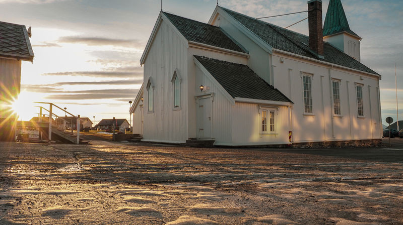 Honningsvåg kirke i kveldssol. Foto: Niels Westphal