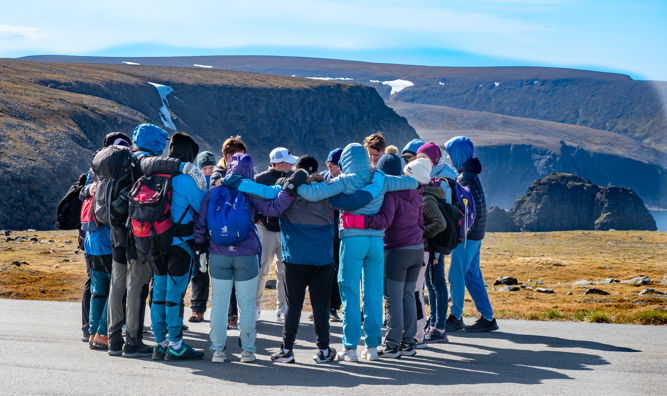 Pilgrimsvandring er en del av konfirmantåret i Nordkapp. På bildet er konfirmantene 2022 i mål på Nordkapp etter fullført pilgrimsvandring.