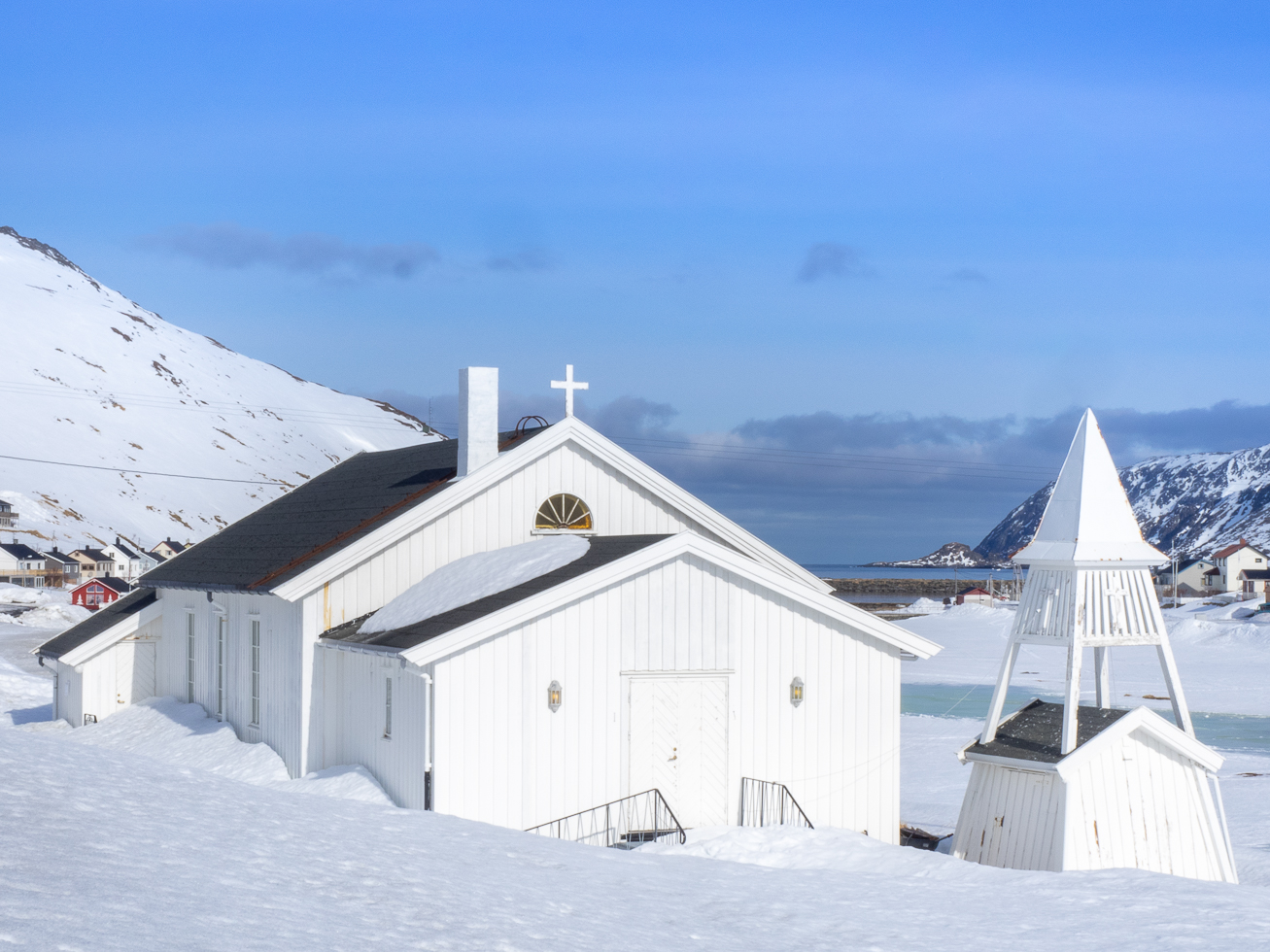 Det er gudstjeneste i Skarsvåg kirke på 1. påskedag