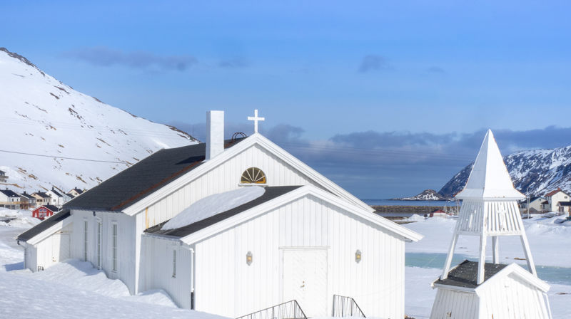 Det er gudstjeneste i Skarsvåg kirke på 1. påskedag