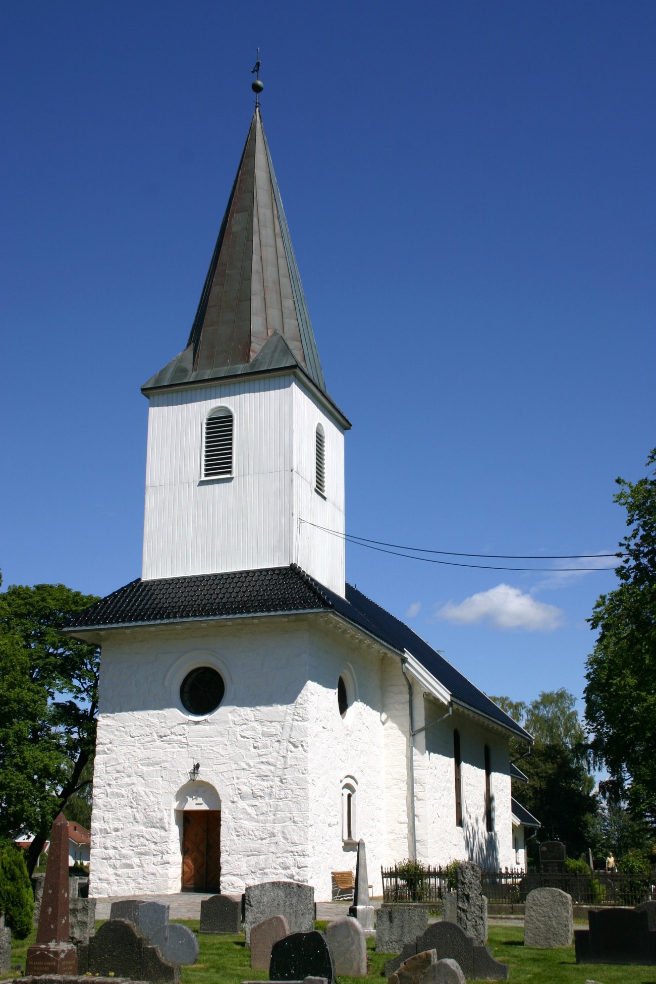 Ski middelalderkirke Sommer.jpg