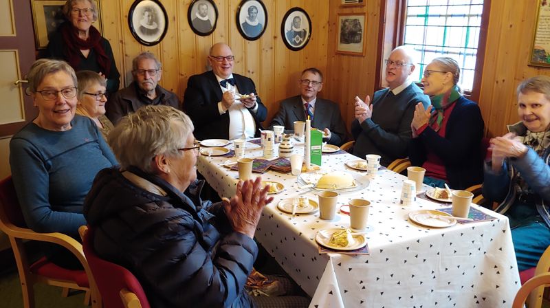 Jubilanten sitter for bordenden, i godt selskap.