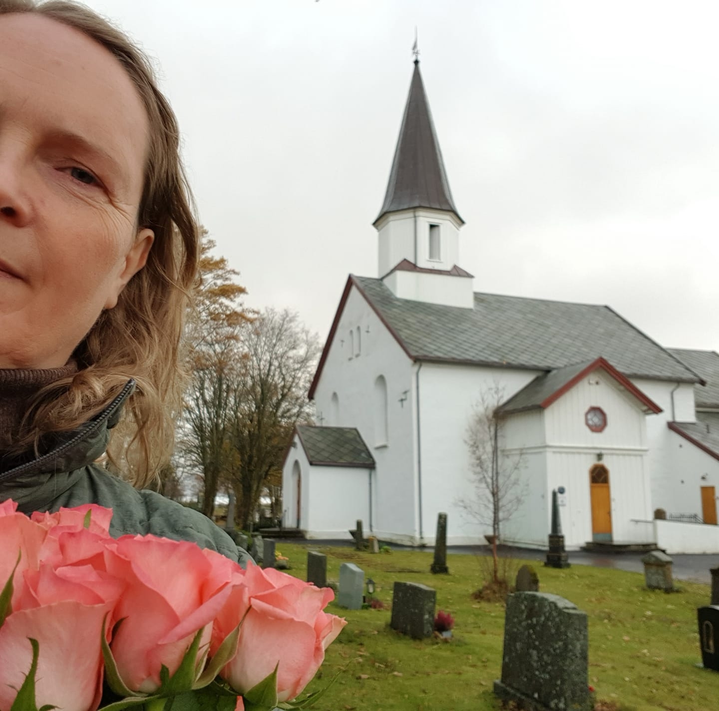 May Slettan utenfor Ørland kirke 